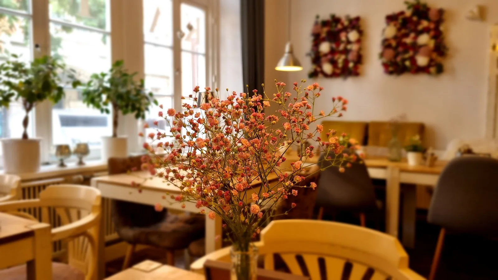 Blumen und Kerzenhalter auf einem Holztisch.